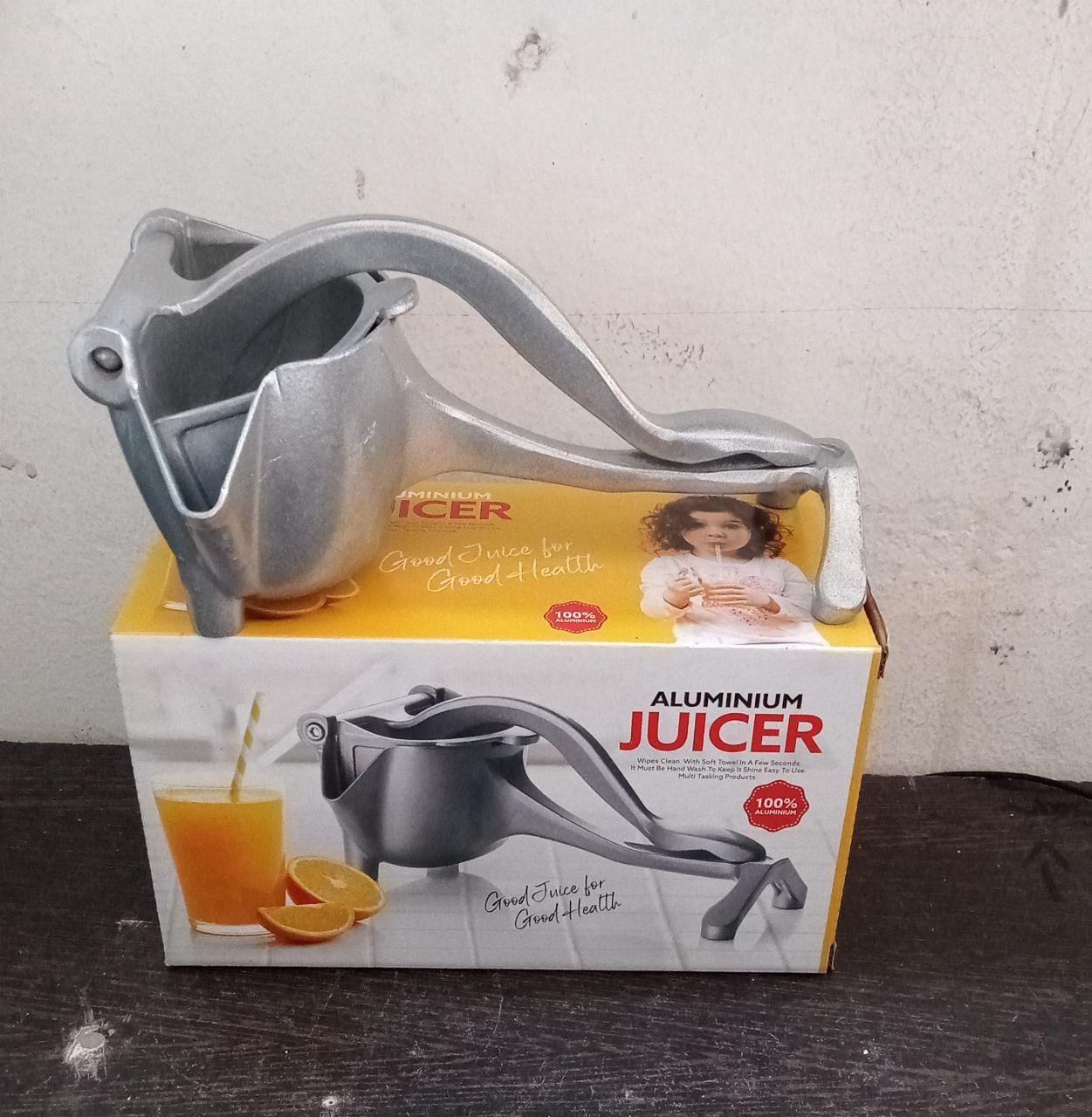 Aluminum juicer with strong pressing mechanism. Aluminum juicer with strong pressing mechanism.